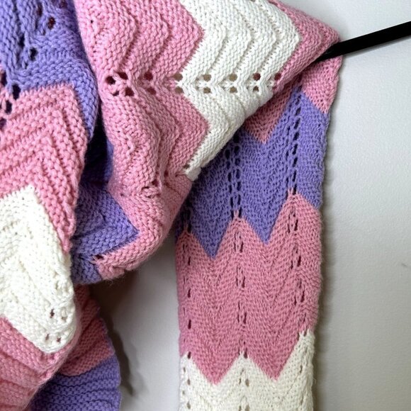 Enid pink and purple mermaid hand knit blanket - Picture 4 of 5